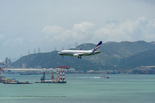 一架美国波音737的私人飞机正降落在香港国际机场