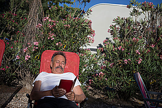 男人,折叠躺椅,读,书本