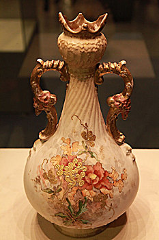 19世纪红色花卉花瓶