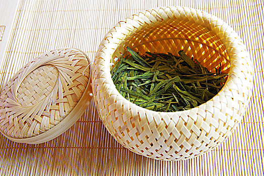 竹茶叶罐和茶杯