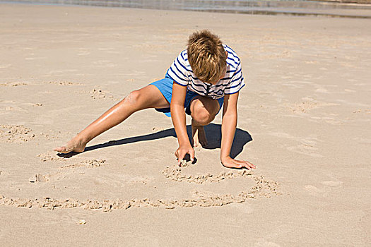 男孩,玩,沙子,蹲,海滩,晴天