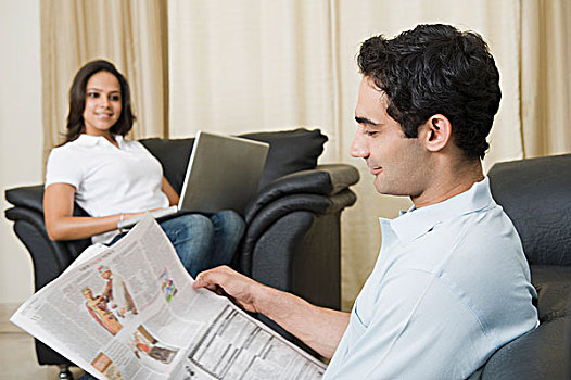 男人,读,报纸,妻子,笔记本电脑