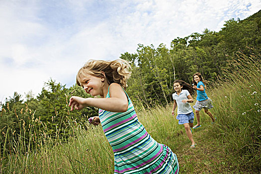 三个孩子,女孩,玩,笑,清新空气,追逐,比赛,高草