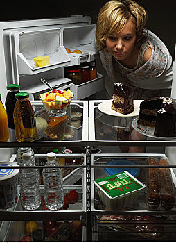 女人,看,水果沙拉,电冰箱,巧克力蛋糕,豆腐,果汁