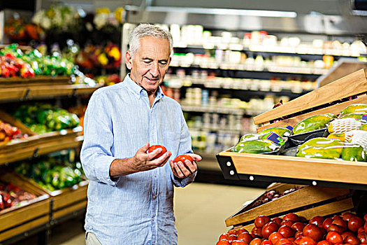 老人,看,两个,西红柿,超市