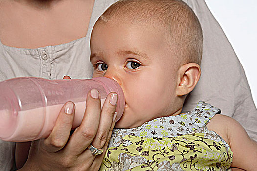 母亲,奶瓶喂奶,女婴