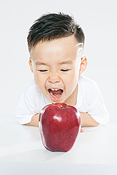 吃水果的亚洲儿童