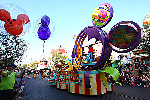 气球,花车,巡游,表演,米老鼠,唐老鸭,迪士尼乐园,迪士尼度假区,北美洲,美国,加利福尼亚州,洛杉矶,风景,全景,文化,景点,旅游