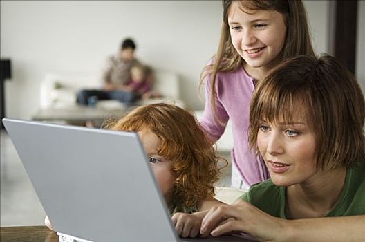 女人,两个小女孩,使用笔记本,电脑,背景