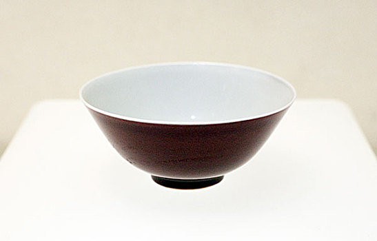 清雍正祭红釉碗
