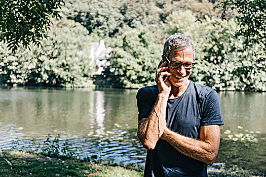 成熟,男人,打手机,河岸