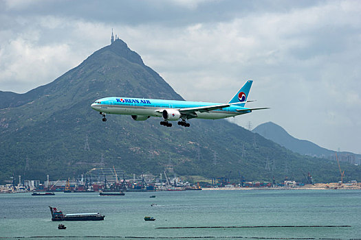 一架大韩航空的客机正降落在香港国际机场