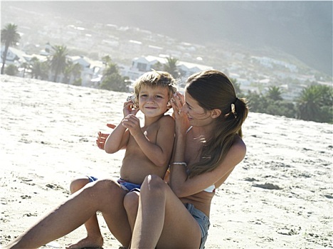 母亲,儿子,4-6岁,坐,沙滩,拿着,海螺壳,男孩,女人,倾斜