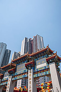 香港九龙群楼下的黄大仙祠