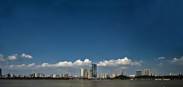 长沙城区远景,湘江南段