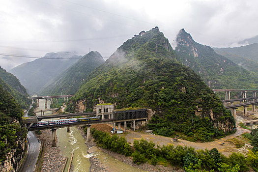 高山雾绕