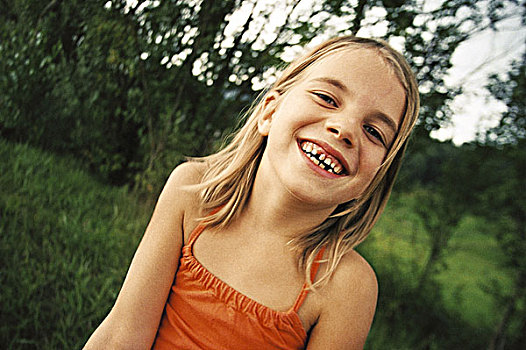 女孩,微笑,牙齿,展示,7岁,孩子,乳牙,切,间隙,改变,成长阶段,户外,花园,夏天