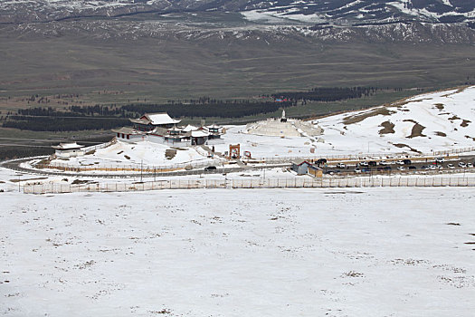 新疆哈密五月飞雪,扮靓巍巍天山