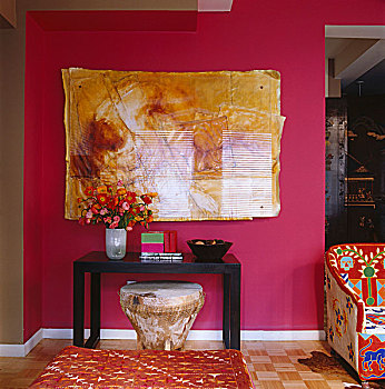 大,艺术品,鲜明,粉色,墙壁,客厅,高处,木质,桌子
