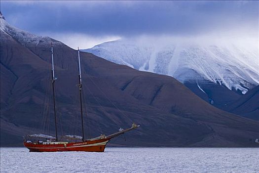 帆船,峡湾,正面,朗伊尔城,斯瓦尔巴特群岛,挪威,斯堪的纳维亚,欧洲