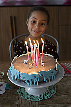 女孩,准备,吹灭,蜡烛,生日蛋糕