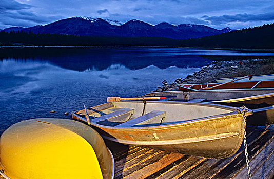船,湖,碧玉国家公园,艾伯塔省,加拿大