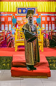 汉代皇帝人物龙袍服饰及宫廷家具环境
