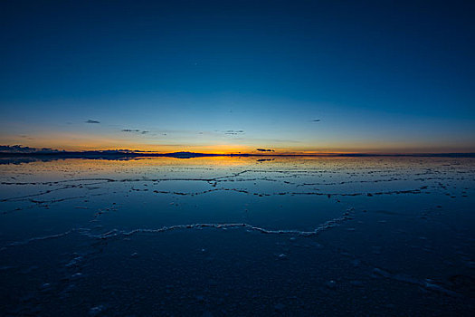 玻利维亚乌尤尼盐湖天空之镜日出美景