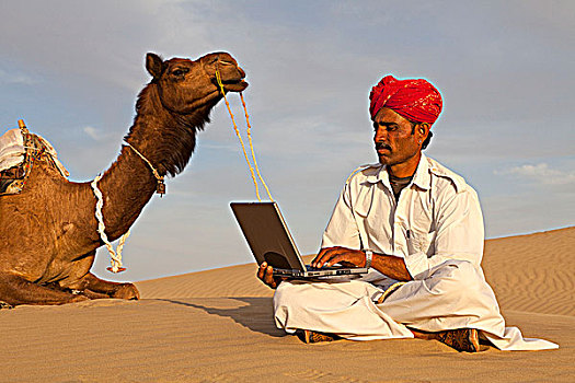 印度,拉贾斯坦邦,部落男人,骆驼,使用笔记本,电脑