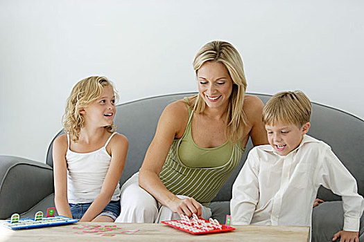 孩子,母亲,两个孩子,坐,沙发,玩,室内游戏