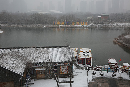 山东省日照市,游客踏雪逛美食街,感受不一样的元宵佳节