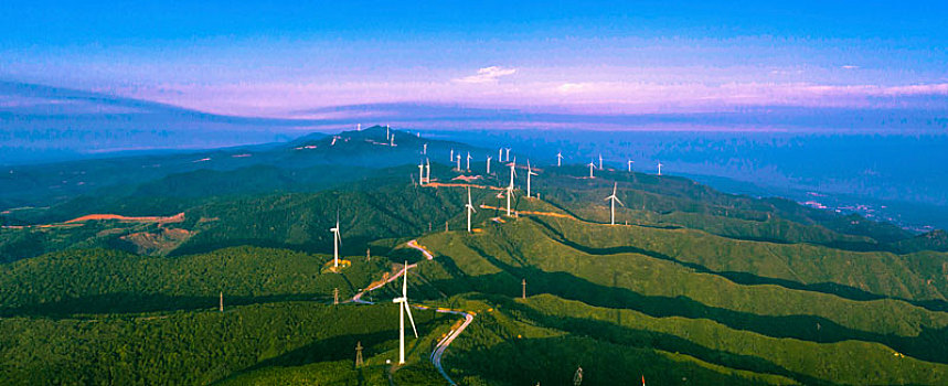 山西运城中条山之巅的新能源风力发电,成为一道美丽的风景线