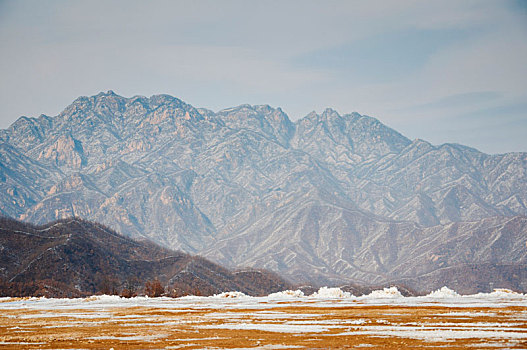 冬季被积雪覆盖的山峰