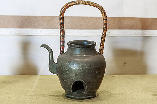 古代铜质温酒壶,中国山西省平遥古城文庙内的藏品