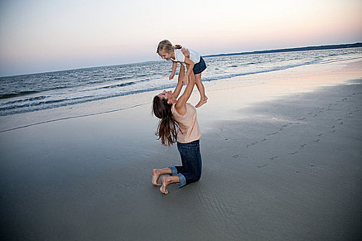 母亲,举起,女儿,海滩