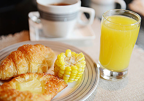 早餐,面包,玉米,橙汁,咖啡