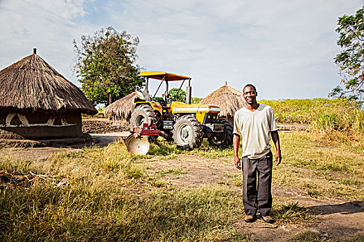 一个,男人,站立,姿势,拖拉机,小屋,背景,乌干达