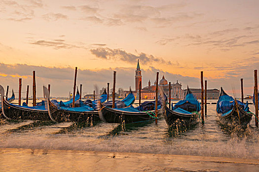小船,停泊,岸边,大运河,波浪,溅,水,日落,威尼斯,威尼托,意大利