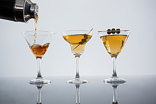 鸡尾酒,玻璃杯,橄榄,桌上,特写,白色背景