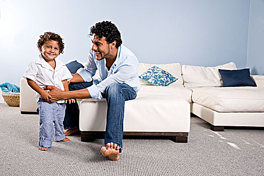 孩子,西班牙裔,父亲,1岁,儿子,在家,客厅