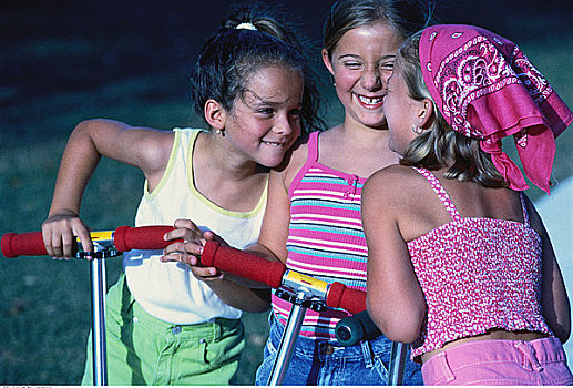 三个女孩,滑板车,笑,户外