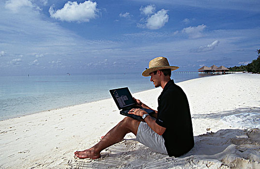 侧面,男青年,笔记本电脑,海滩