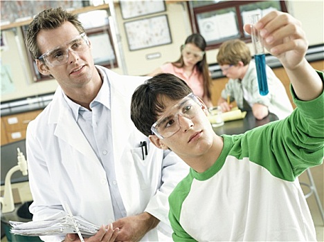 教师,看,少男,15-17岁,科学,实验,书桌,教室,倾斜