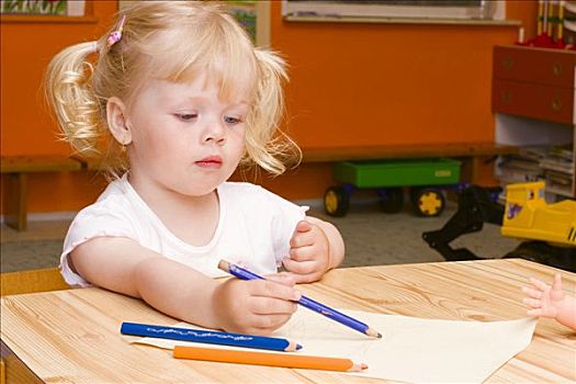 金发,小女孩,2岁,蜡笔画,坐,桌子