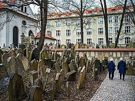 两个,老年,女人,走,小路,旁侧,老,犹太,墓地,布拉格,捷克共和国