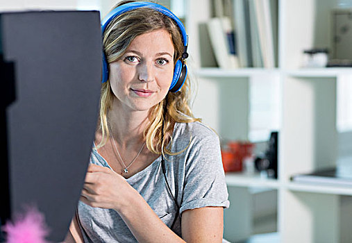 女人,用电脑,耳机