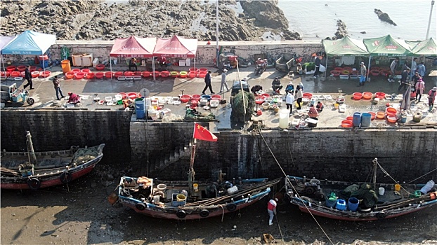节日里的渔码头熙熙攘攘,市民买海鲜赏海景享受惬意生活