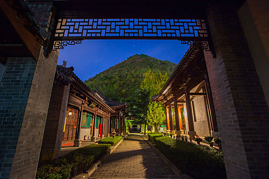 西安古观音禅寺的秋天夜景