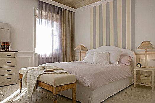 条纹,墙纸,头部,尾端,双人床,粉色,床上用品,软垫,长椅