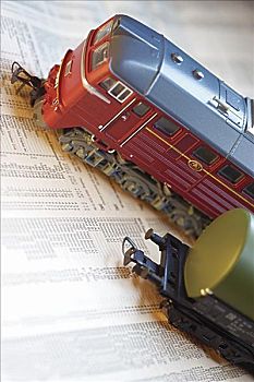 玩具火车,财经报纸